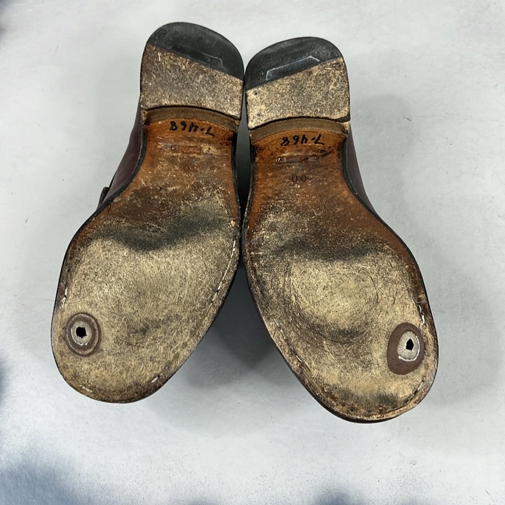 Classic Brown Loafers with Gold Accents - Picture 6 of 8